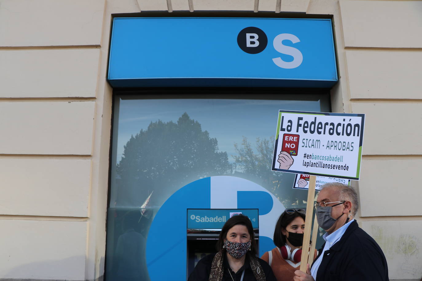 Las organizaciones sindicales solicitan «el cese total» del Ere planteado por la entidad bancaria.