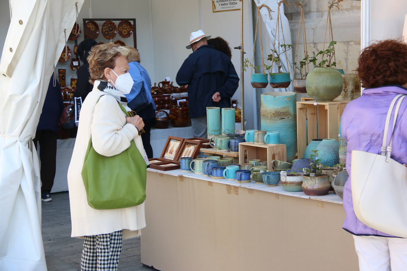 Las fiestas de San Froilán dan el pistoletazo de salida con la inauguración de la 41 edición de una feria que ya es «tradición» tras el parón por la pandemia | 20 puestos, el 50% del aforo habitual, ocupan la calle Ruiz de Salazar con la mejor cerámica nacional y portuguesa