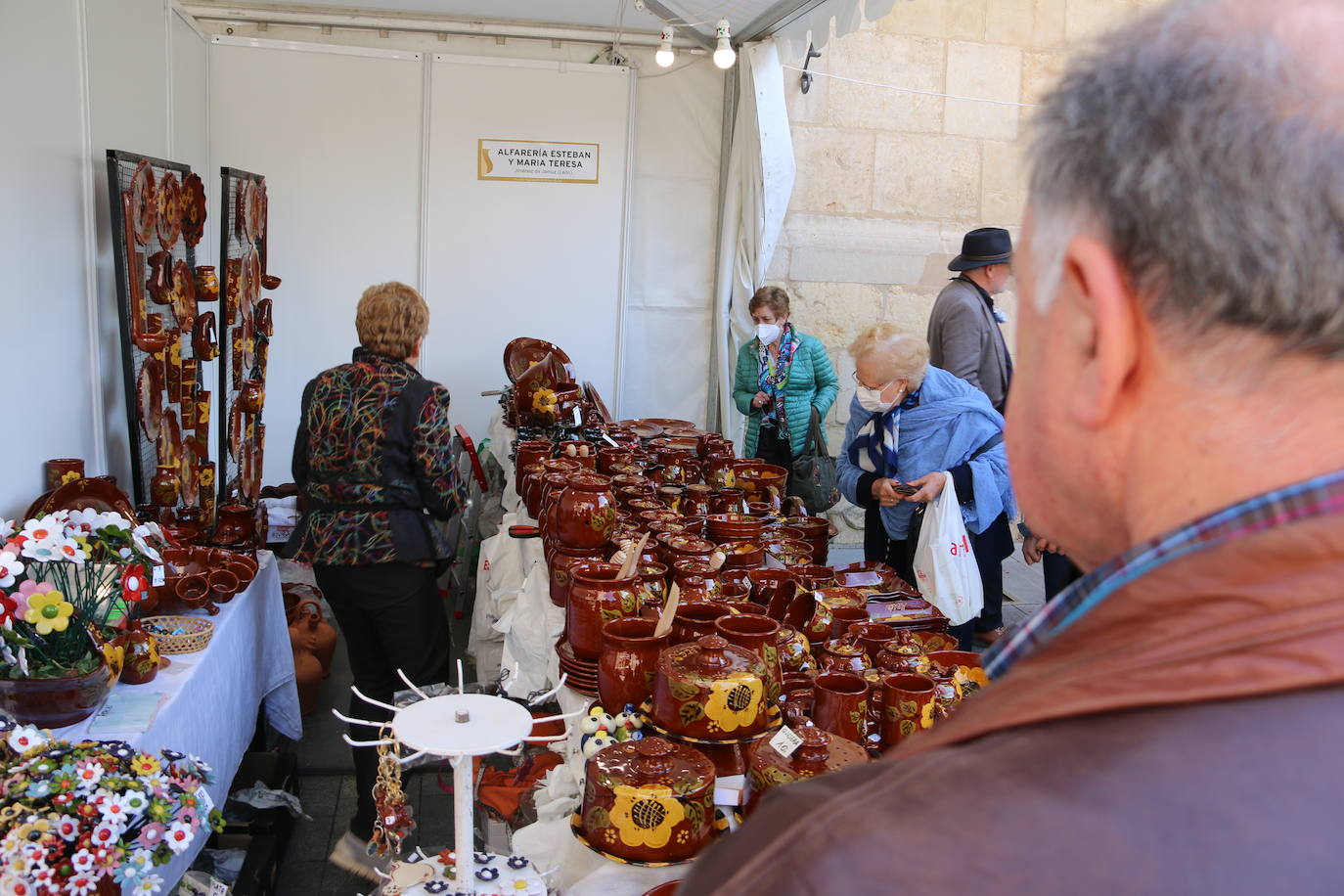 Las fiestas de San Froilán dan el pistoletazo de salida con la inauguración de la 41 edición de una feria que ya es «tradición» tras el parón por la pandemia | 20 puestos, el 50% del aforo habitual, ocupan la calle Ruiz de Salazar con la mejor cerámica nacional y portuguesa