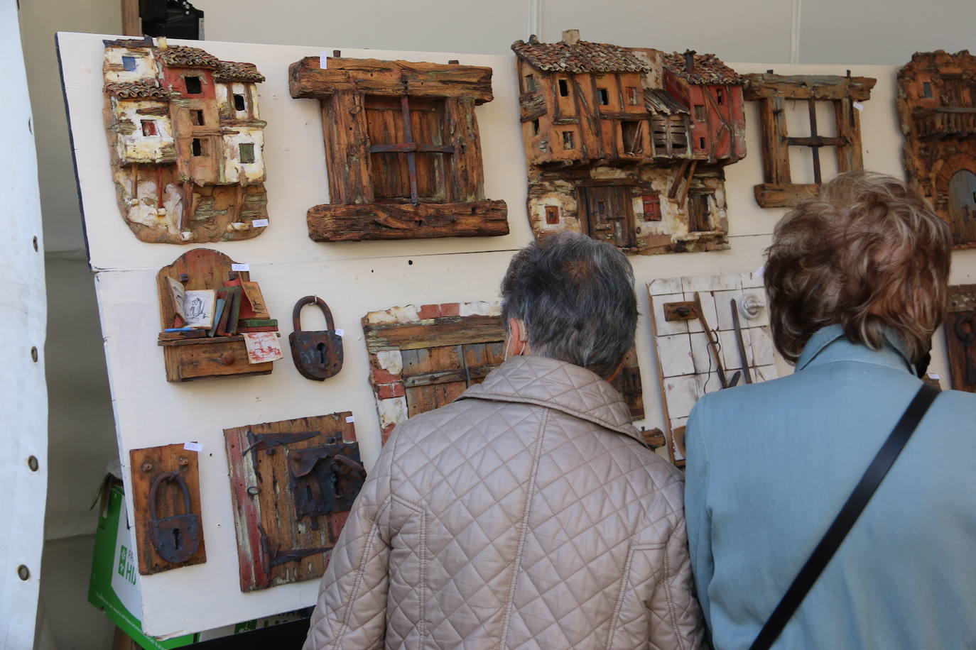 Las fiestas de San Froilán dan el pistoletazo de salida con la inauguración de la 41 edición de una feria que ya es «tradición» tras el parón por la pandemia | 20 puestos, el 50% del aforo habitual, ocupan la calle Ruiz de Salazar con la mejor cerámica nacional y portuguesa