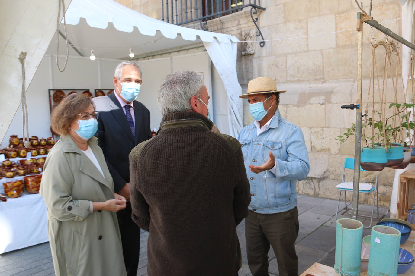 Las fiestas de San Froilán dan el pistoletazo de salida con la inauguración de la 41 edición de una feria que ya es «tradición» tras el parón por la pandemia | 20 puestos, el 50% del aforo habitual, ocupan la calle Ruiz de Salazar con la mejor cerámica nacional y portuguesa