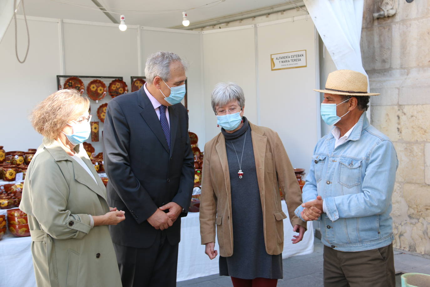 Las fiestas de San Froilán dan el pistoletazo de salida con la inauguración de la 41 edición de una feria que ya es «tradición» tras el parón por la pandemia | 20 puestos, el 50% del aforo habitual, ocupan la calle Ruiz de Salazar con la mejor cerámica nacional y portuguesa