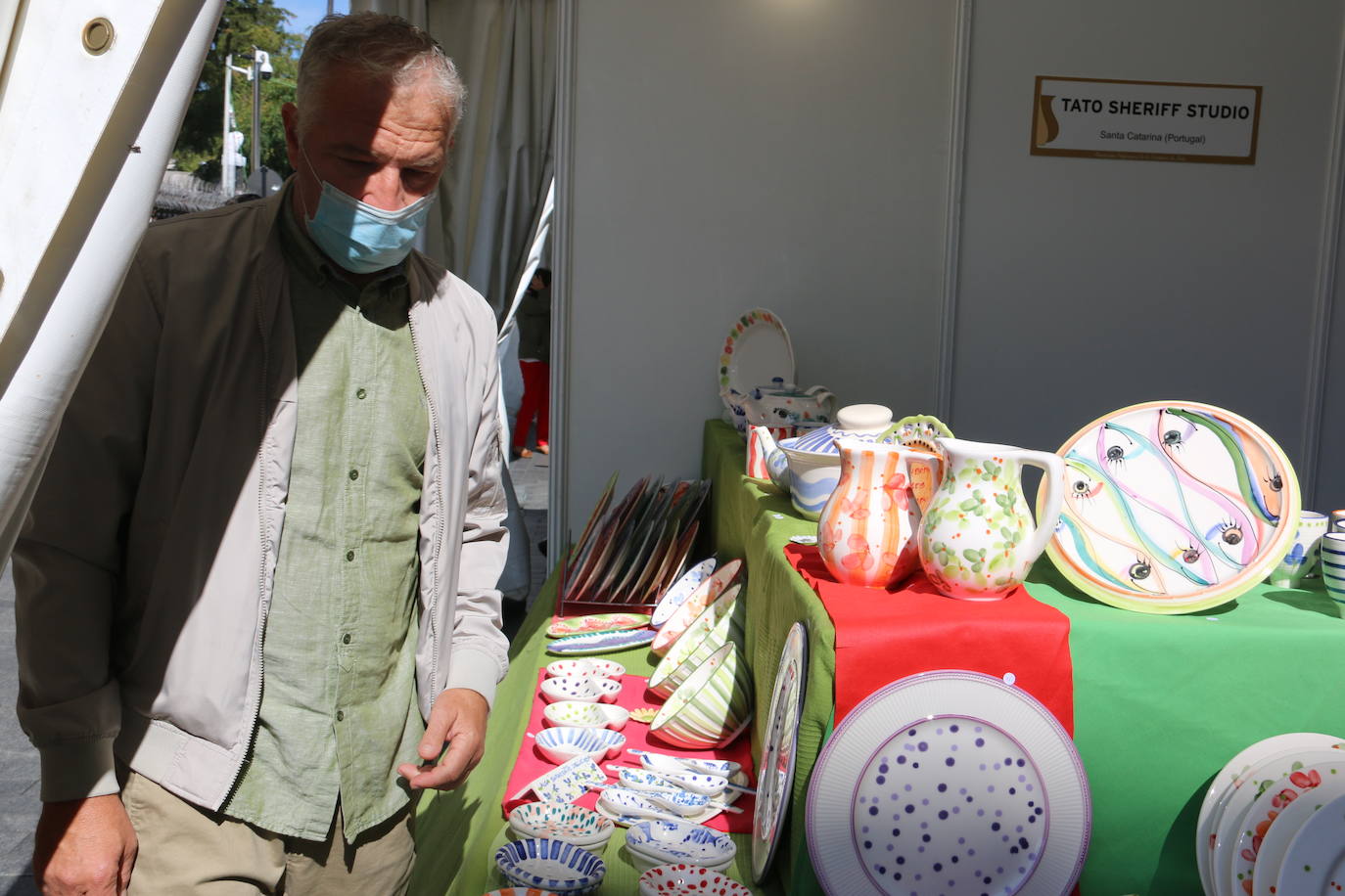 Las fiestas de San Froilán dan el pistoletazo de salida con la inauguración de la 41 edición de una feria que ya es «tradición» tras el parón por la pandemia | 20 puestos, el 50% del aforo habitual, ocupan la calle Ruiz de Salazar con la mejor cerámica nacional y portuguesa