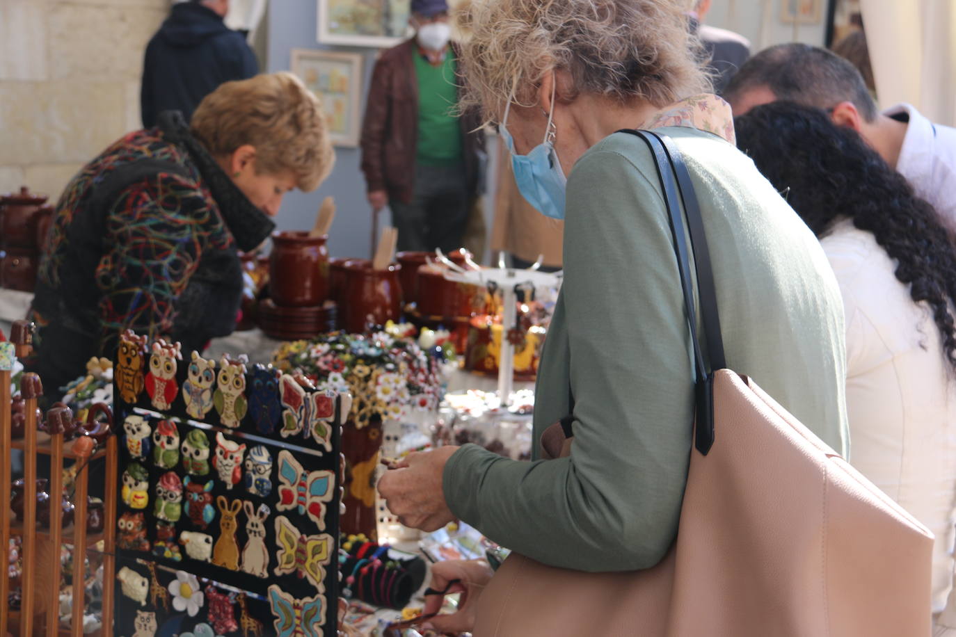 Las fiestas de San Froilán dan el pistoletazo de salida con la inauguración de la 41 edición de una feria que ya es «tradición» tras el parón por la pandemia | 20 puestos, el 50% del aforo habitual, ocupan la calle Ruiz de Salazar con la mejor cerámica nacional y portuguesa