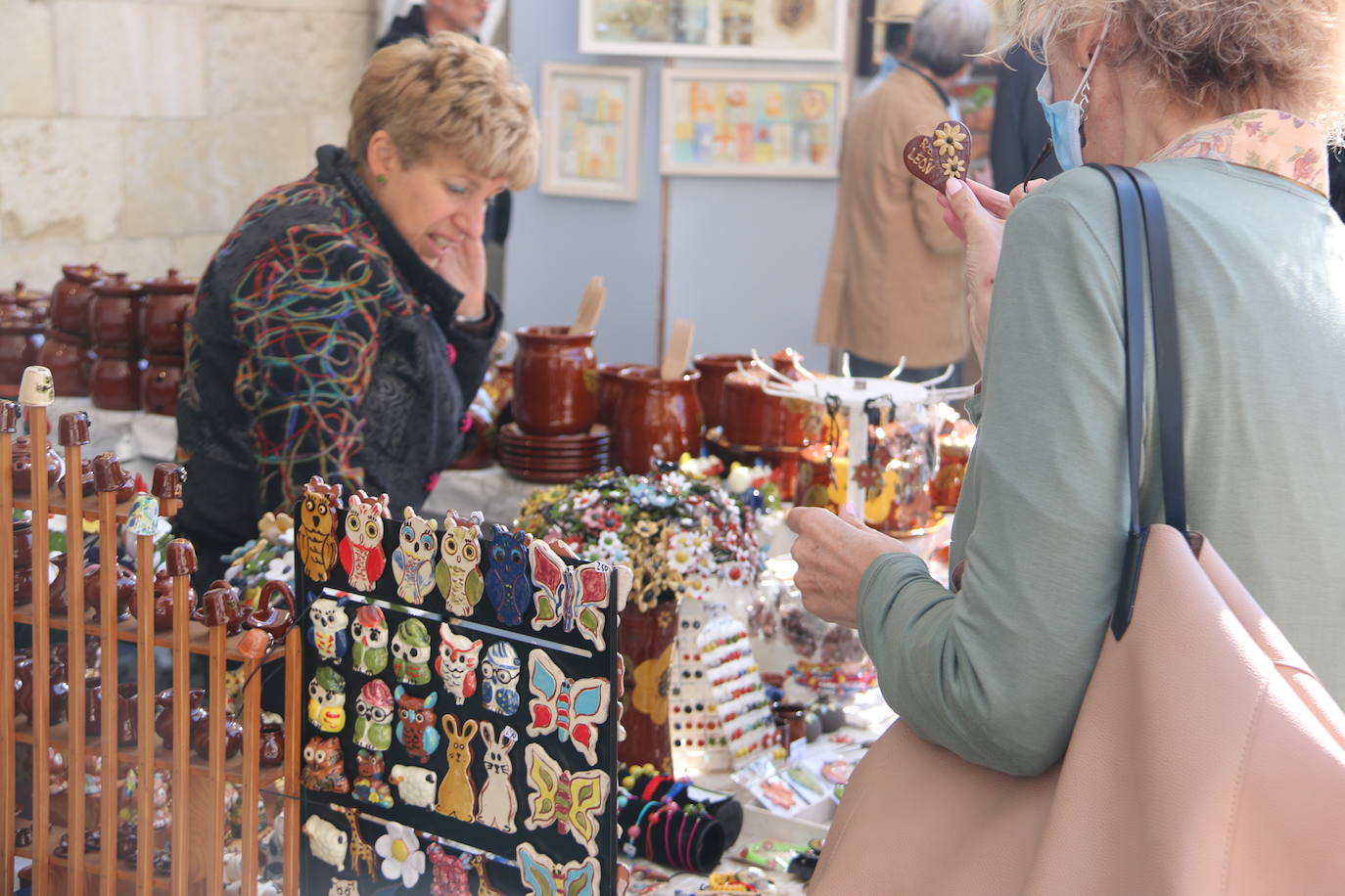 Las fiestas de San Froilán dan el pistoletazo de salida con la inauguración de la 41 edición de una feria que ya es «tradición» tras el parón por la pandemia | 20 puestos, el 50% del aforo habitual, ocupan la calle Ruiz de Salazar con la mejor cerámica nacional y portuguesa