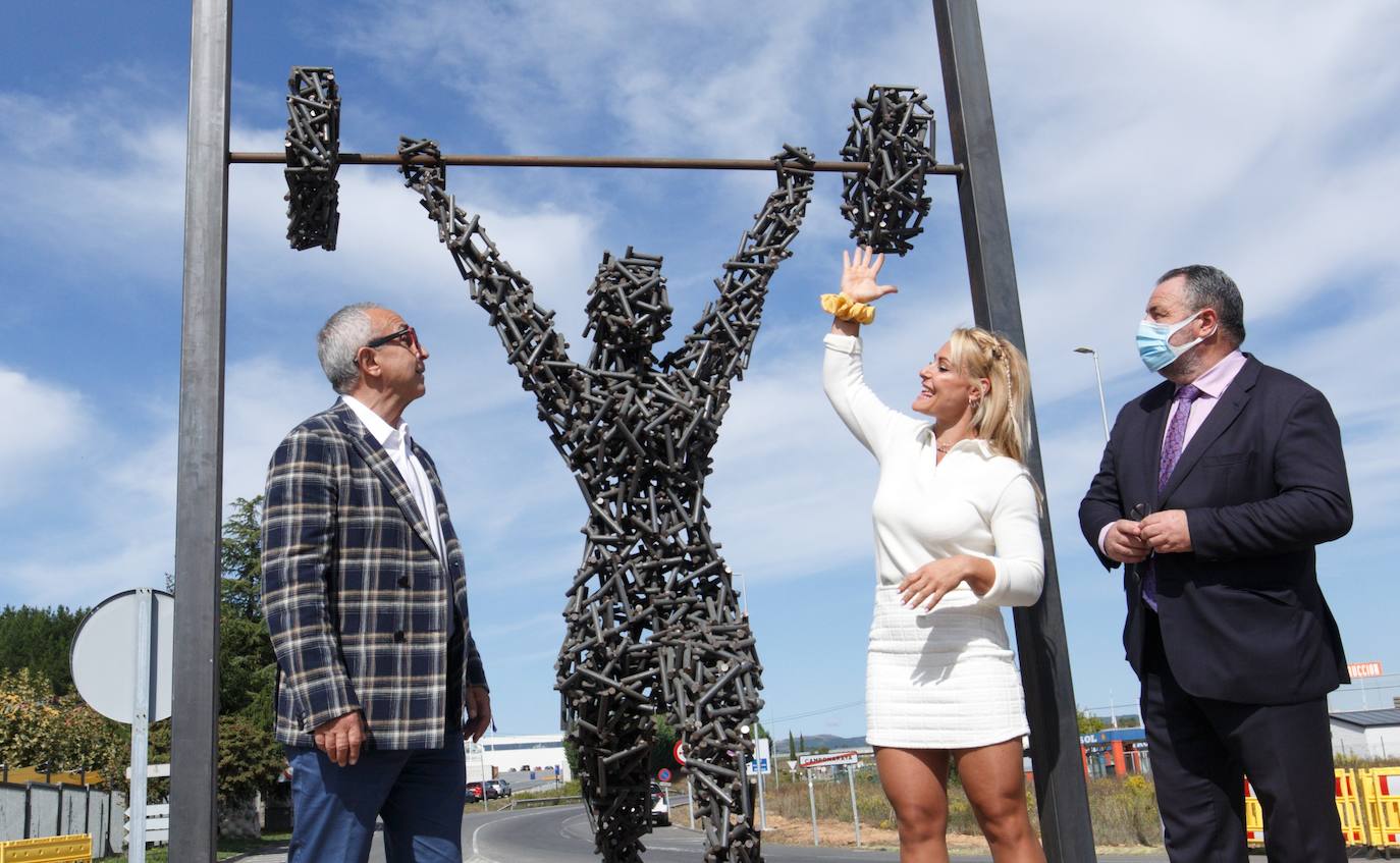 El Ayuntamiento de Camponaraya descubre una escultura en honor a la campeona olímpica de halterofilia Lydia Valentín. Junto a ella, el presidente del Comité Olímpico Español, COE, Alejandro Blanco (I), y el alcalde de Campo Araya (León), Eduardo Morán (D).