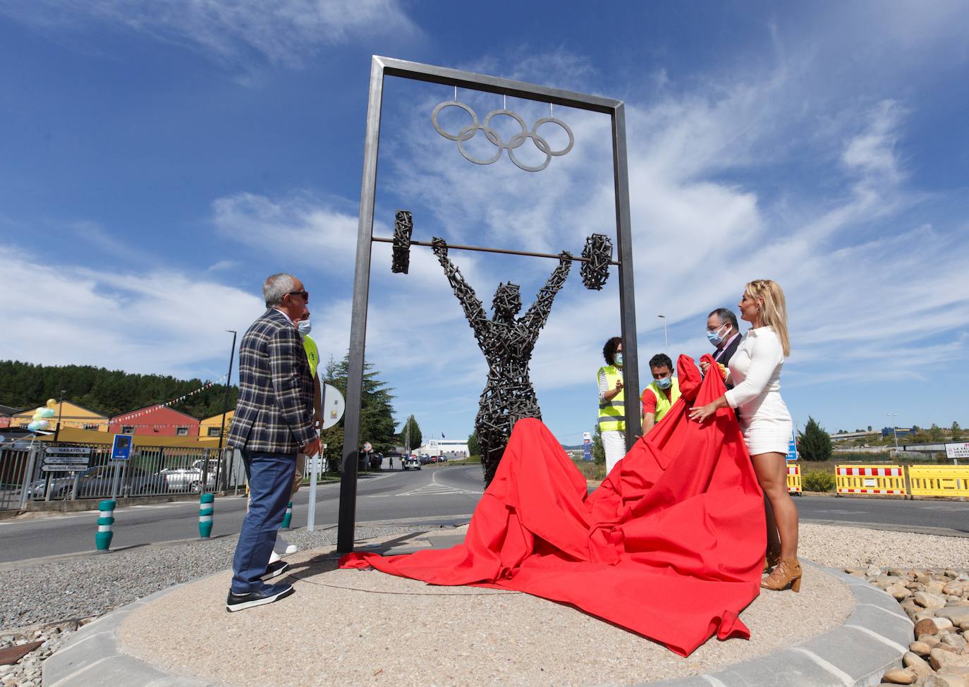 El Ayuntamiento de Camponaraya descubre una escultura en honor a la campeona olímpica de halterofilia Lydia Valentín. Junto a ella, el presidente del Comité Olímpico Español, COE, Alejandro Blanco (I), y el alcalde de Campo Araya (León), Eduardo Morán (D).