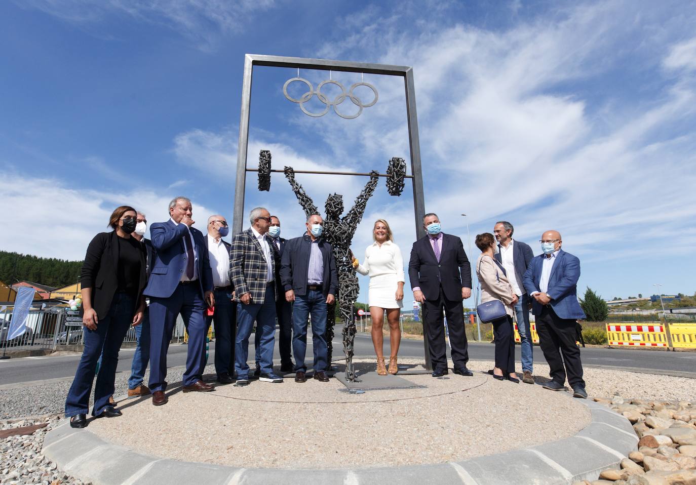 El Ayuntamiento de Camponaraya descubre una escultura en honor a la campeona olímpica de halterofilia Lydia Valentín. Junto a ella, el presidente del Comité Olímpico Español, COE, Alejandro Blanco (I), y el alcalde de Campo Araya (León), Eduardo Morán (D).