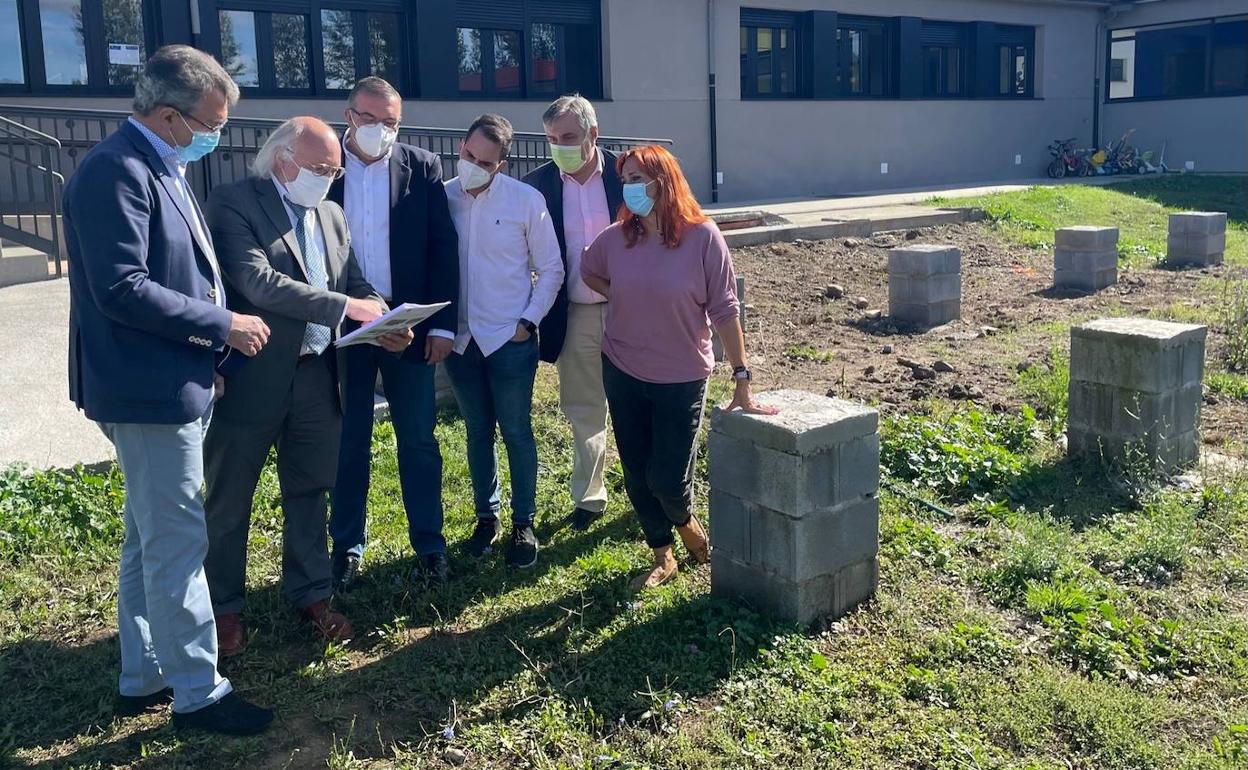 Juan Martínez Majo, Francisco Javier Álvarez, Roberto Aller y Héctor Viñuela, entre otros, durante la visita al centro.