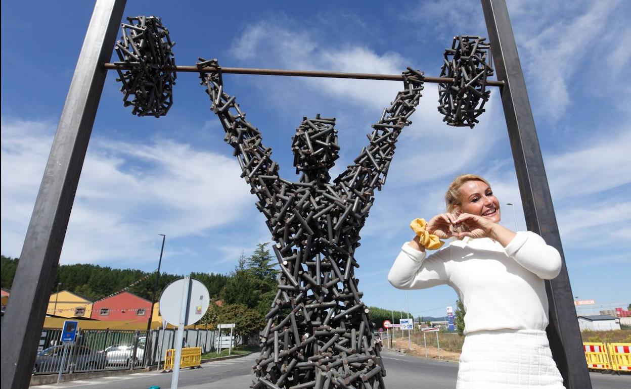 el Ayuntamiento de Camponaraya descubre una escultura en honor a la campeona olímpica de halterofilia Lydia Valentín