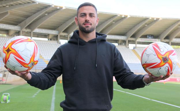 Ander Vitoria posa con dos balones en referencia a sus dos goles ante el Valladolid Promesas.