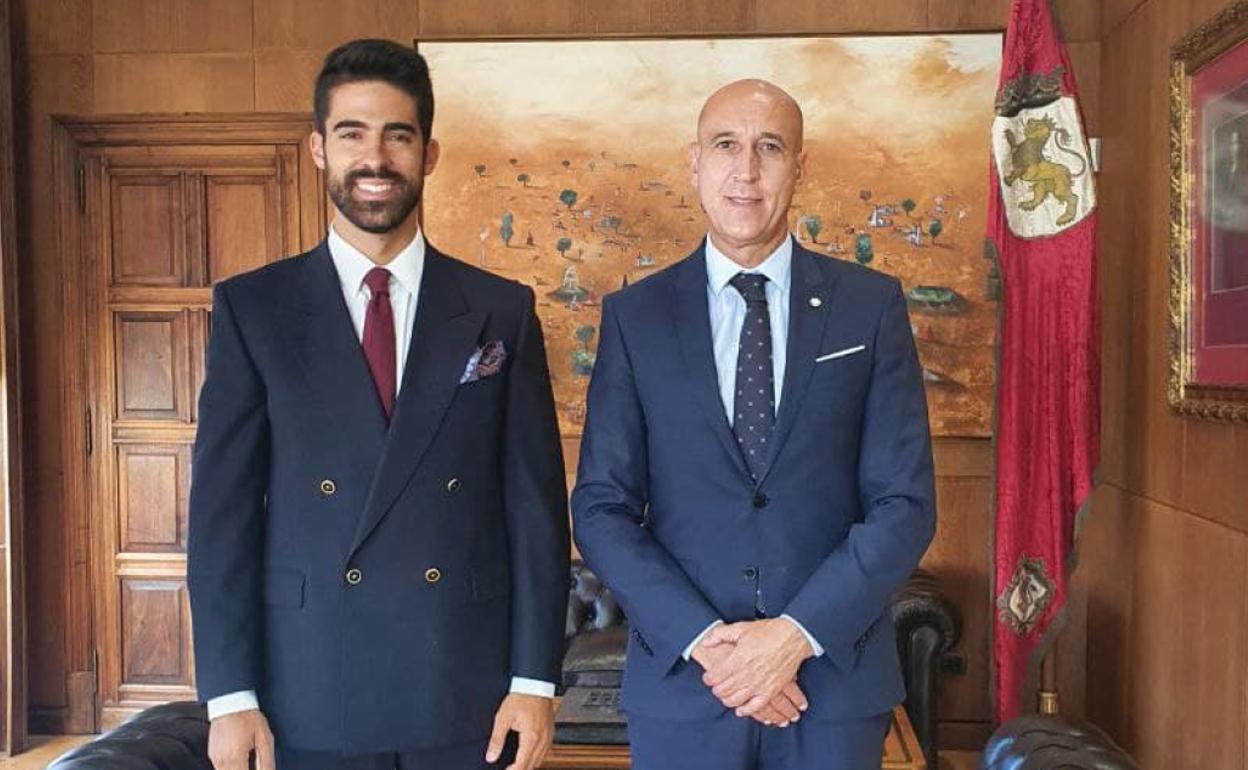 El alcalde de León, José Antonio Diez, junto a Pablo Fernández, míster España.