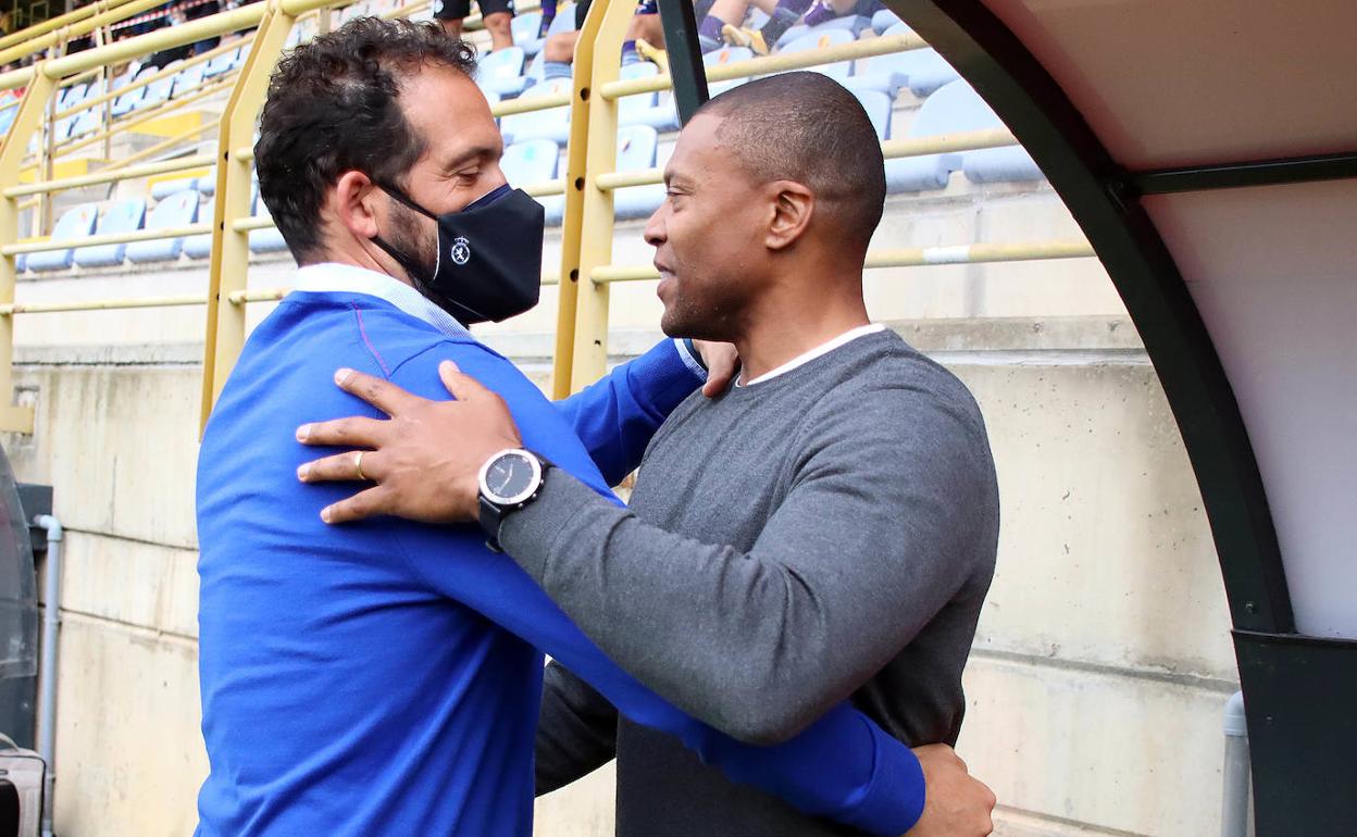 Ramón González saluda a Baptista en los instantes previos al duelo ante el Valladolid Promesas.