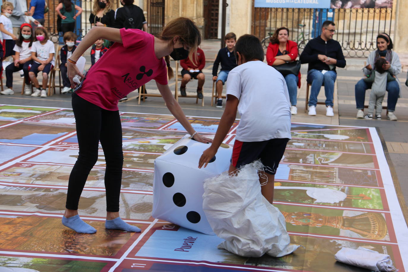 Un gran Juego de la Oca dedicado a León ocupa durante estas fiestas la Plaza de Regla para que los más pequeños puedan jugar a lo grande entre las 18.00 y las 20.00 horas | En caso de lluvia, la actividad se traslada al pabellón del colegio Quevedo.