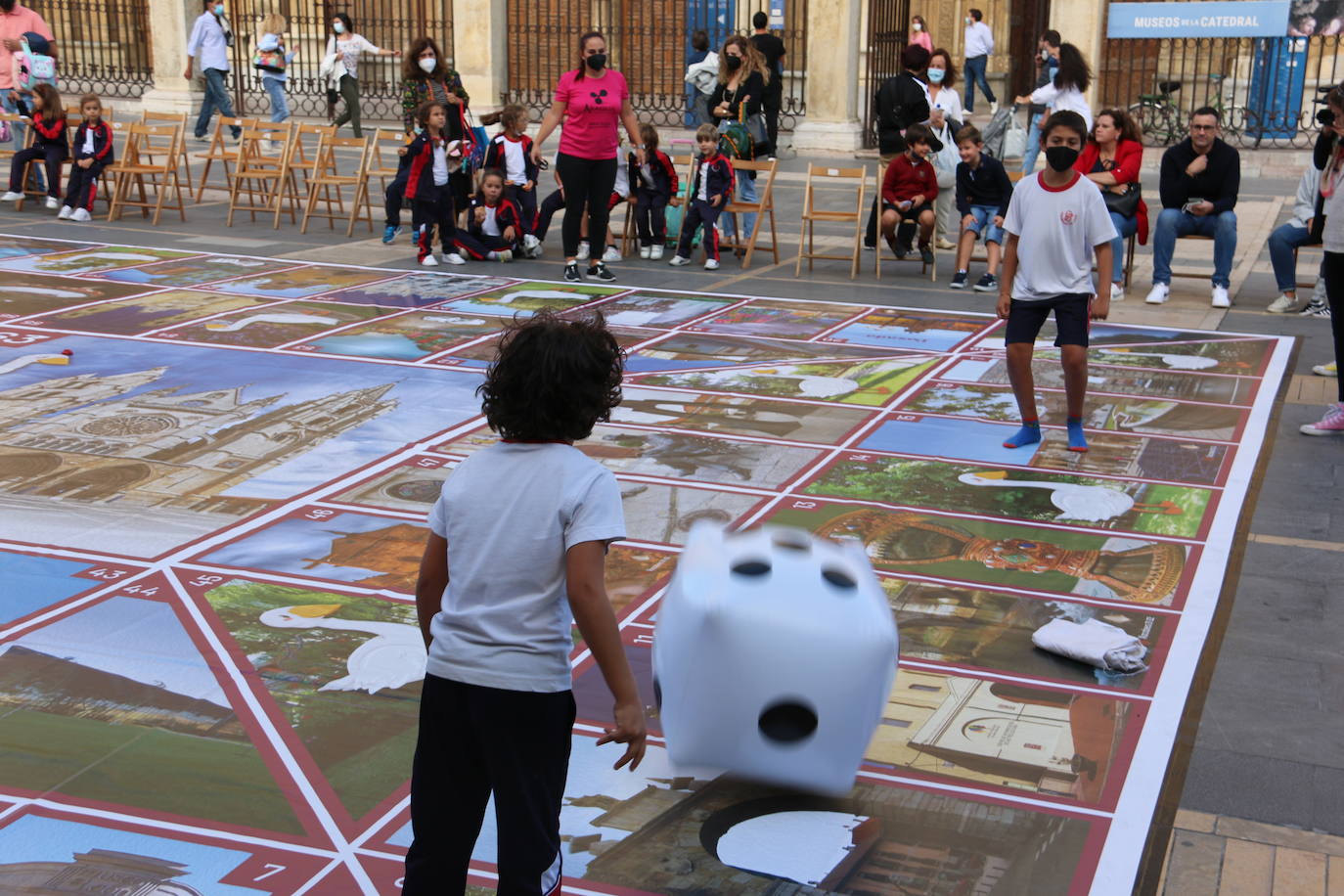 Un gran Juego de la Oca dedicado a León ocupa durante estas fiestas la Plaza de Regla para que los más pequeños puedan jugar a lo grande entre las 18.00 y las 20.00 horas | En caso de lluvia, la actividad se traslada al pabellón del colegio Quevedo.