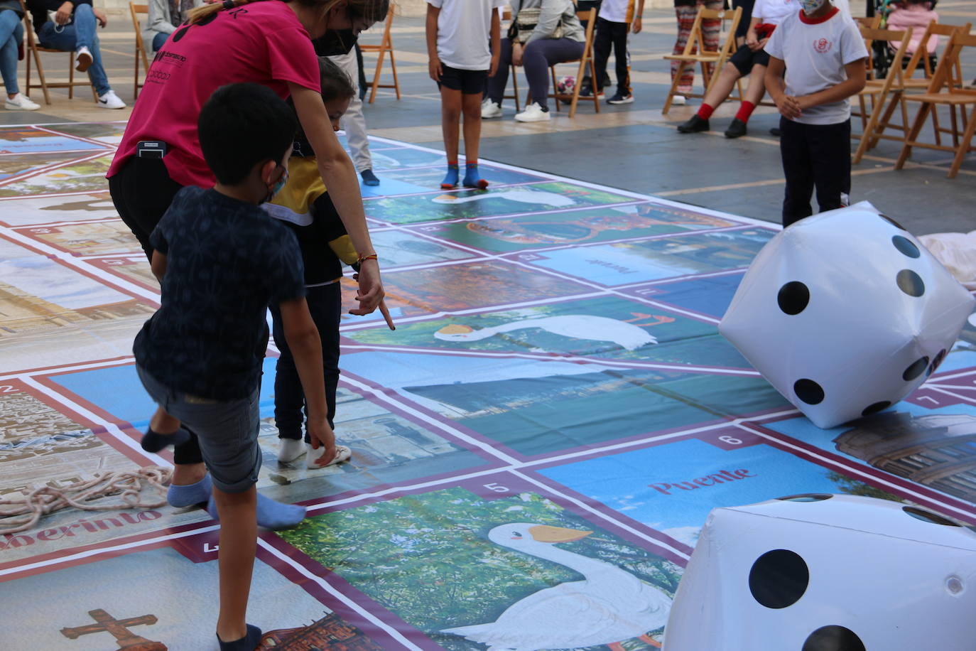 Un gran Juego de la Oca dedicado a León ocupa durante estas fiestas la Plaza de Regla para que los más pequeños puedan jugar a lo grande entre las 18.00 y las 20.00 horas | En caso de lluvia, la actividad se traslada al pabellón del colegio Quevedo.