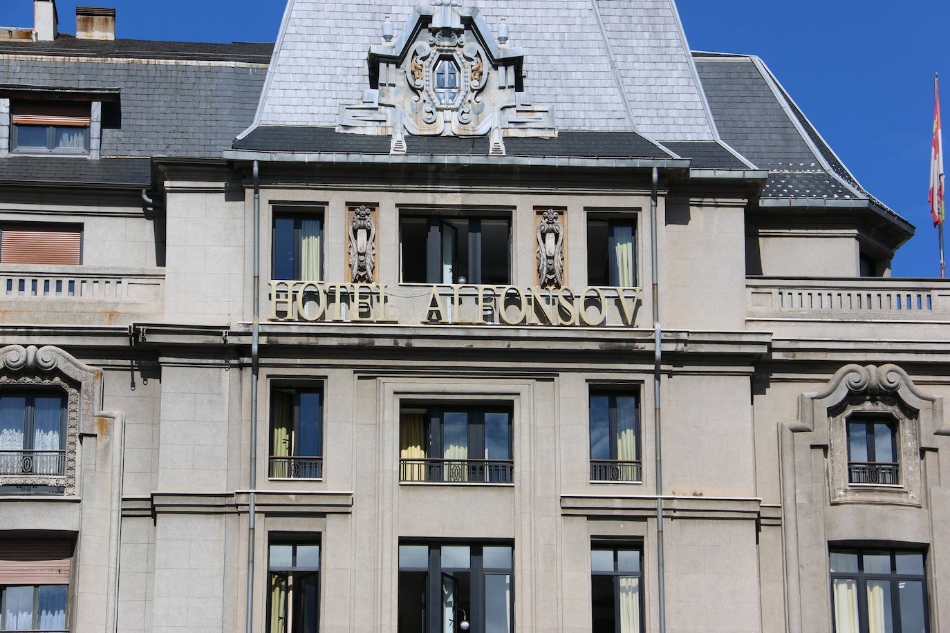 Barceló Group asume la gestión de los hoteles Conde Luna y Alfonso V por dos décadas. El contrato de alquiler de ambos establecimientos contempla el mantenimiento del empleo. La familia Vázquez, titular de los hoteles a través de la firma By Vamuca, rubrica un acuerdo que se extiende durante dos décadas. La operación incluye los establecimientos hosteleros LAV, Nimú Azotea y Casa Mando. 