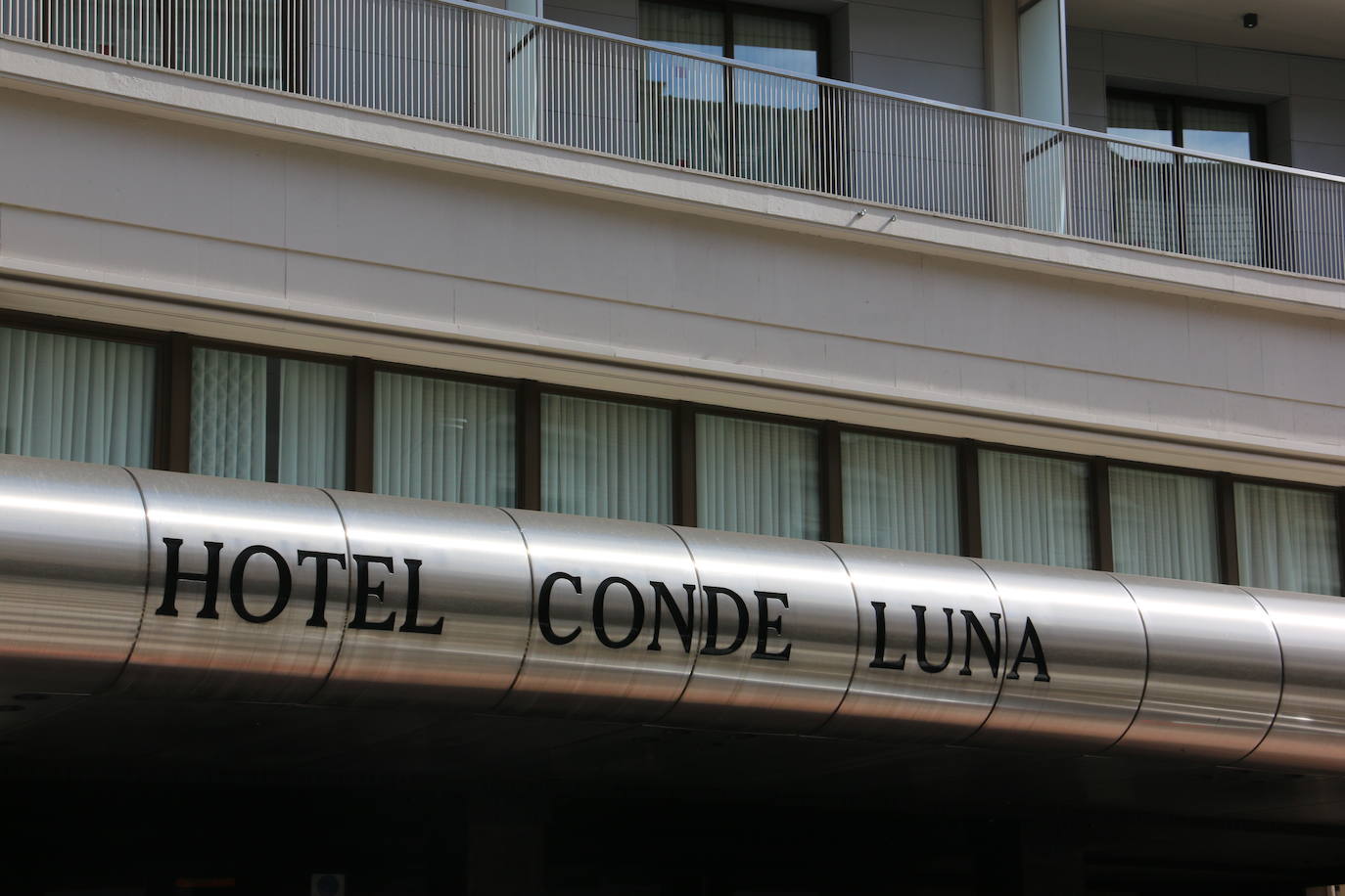 Barceló Group asume la gestión de los hoteles Conde Luna y Alfonso V por dos décadas. El contrato de alquiler de ambos establecimientos contempla el mantenimiento del empleo. La familia Vázquez, titular de los hoteles a través de la firma By Vamuca, rubrica un acuerdo que se extiende durante dos décadas. La operación incluye los establecimientos hosteleros LAV, Nimú Azotea y Casa Mando. 