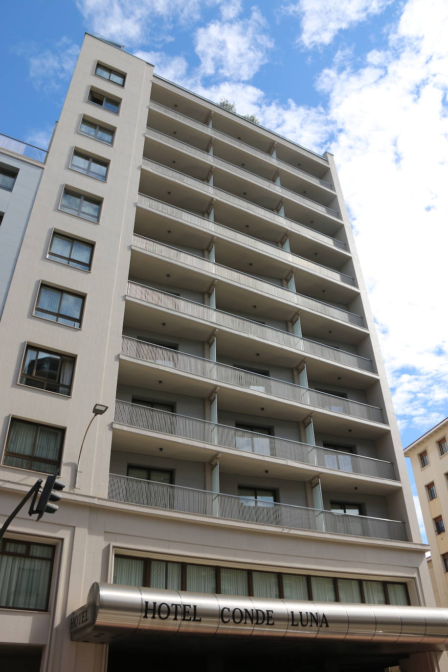 Barceló Group asume la gestión de los hoteles Conde Luna y Alfonso V por dos décadas. El contrato de alquiler de ambos establecimientos contempla el mantenimiento del empleo. La familia Vázquez, titular de los hoteles a través de la firma By Vamuca, rubrica un acuerdo que se extiende durante dos décadas. La operación incluye los establecimientos hosteleros LAV, Nimú Azotea y Casa Mando. 