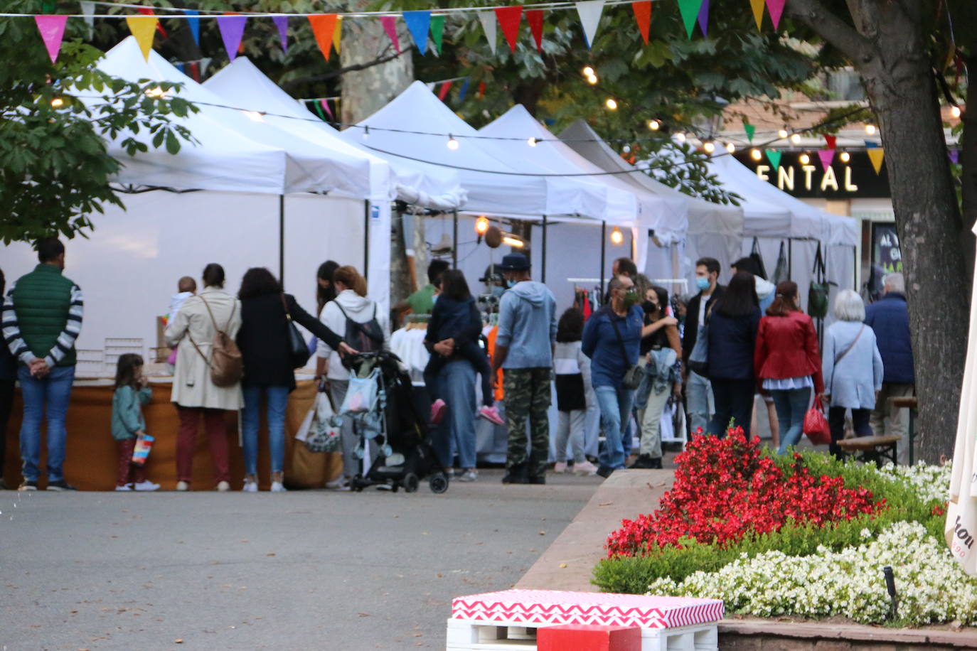 Una de las citas imprescindibles para los leoneses en San Froilán regresa al parque de San Francisco para llenar estómagos con comida de calidad para llevar y con una programación de conciertos que amenizarán las noches de otoño estas fiestas