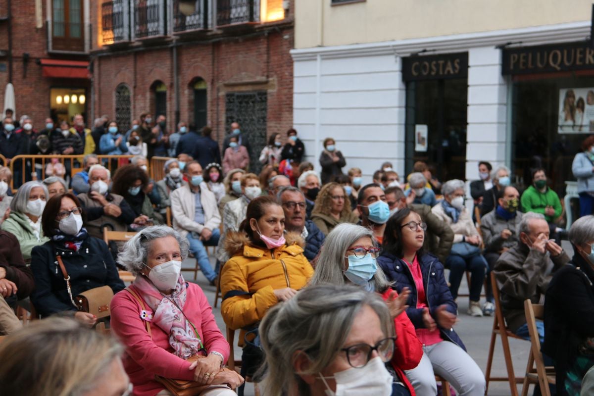 Los bailes tradicionales han vuelto a amenizar las fiestas de San Froilán con los grupos Agavica y Andadura a los pies de la Catedral de León.