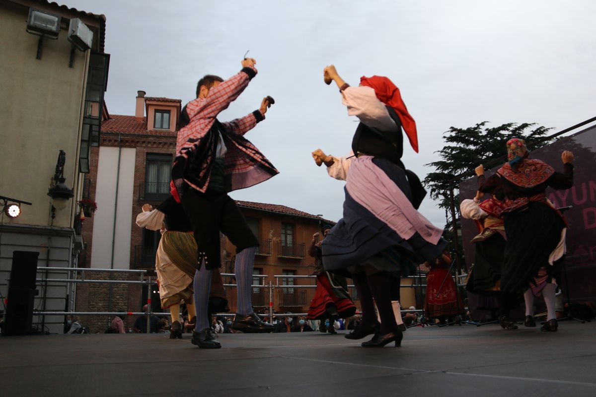 Los bailes tradicionales han vuelto a amenizar las fiestas de San Froilán con los grupos Agavica y Andadura a los pies de la Catedral de León.