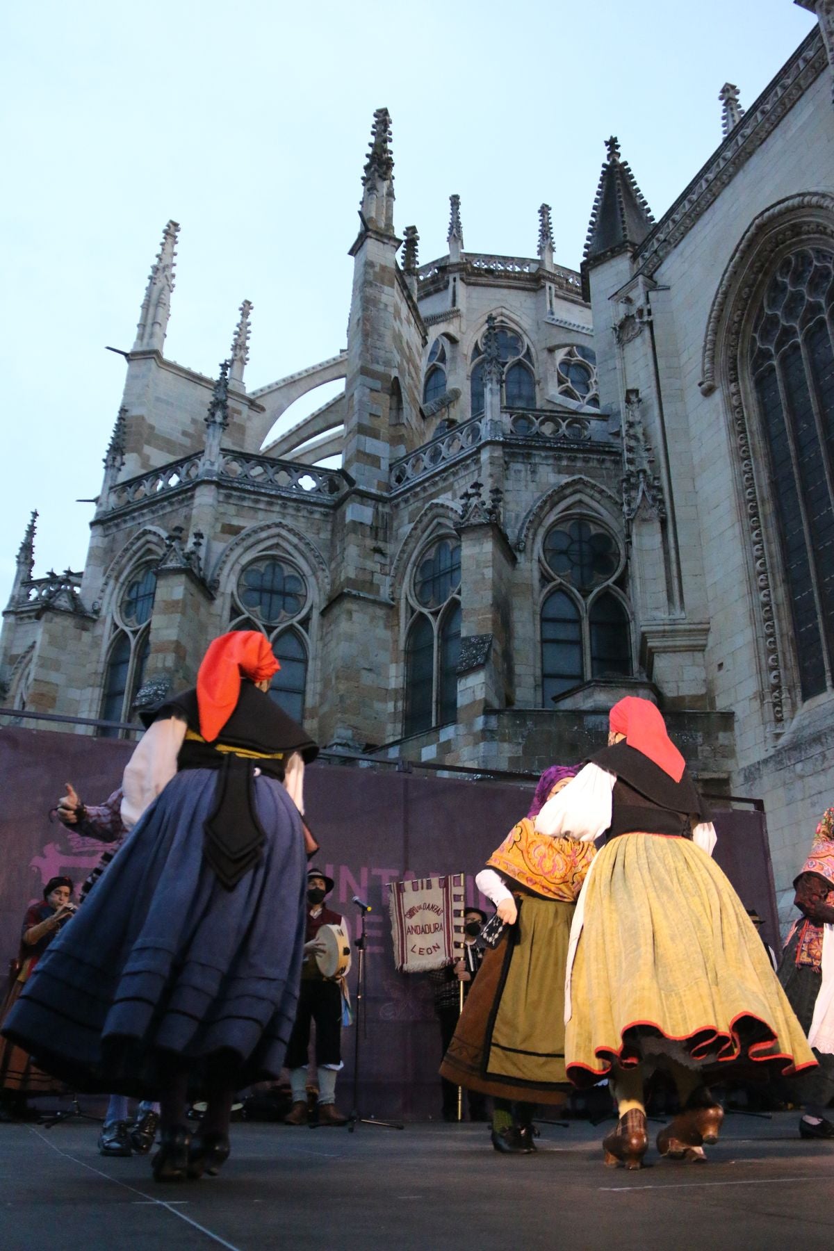 Los bailes tradicionales han vuelto a amenizar las fiestas de San Froilán con los grupos Agavica y Andadura a los pies de la Catedral de León.