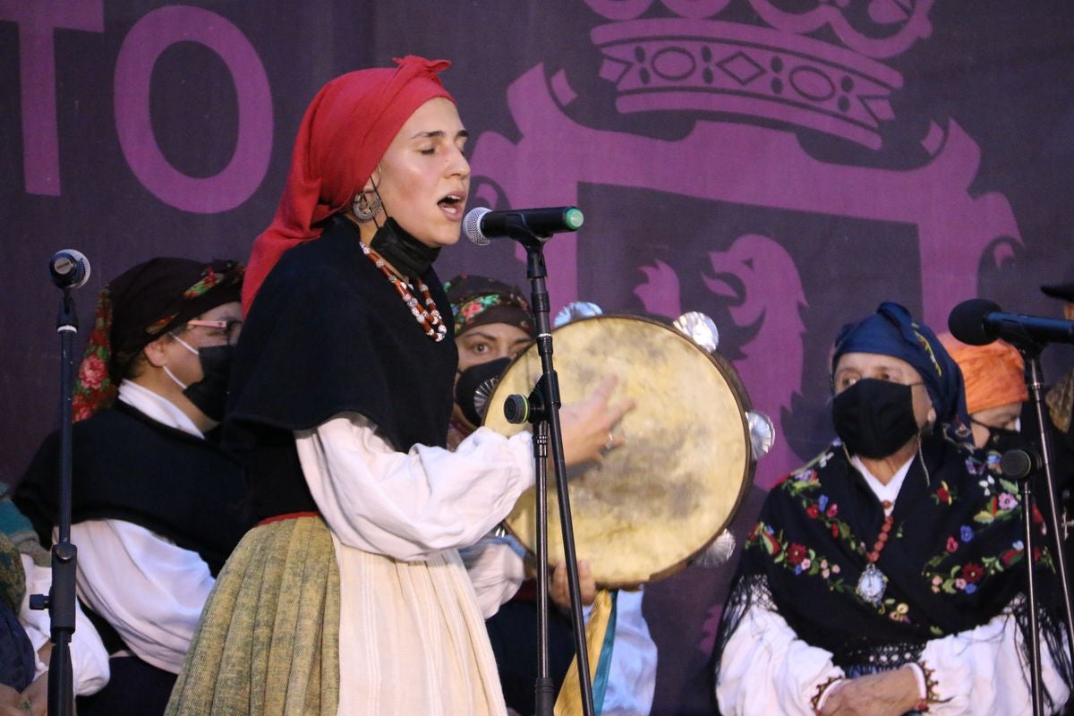 Los bailes tradicionales han vuelto a amenizar las fiestas de San Froilán con los grupos Agavica y Andadura a los pies de la Catedral de León.