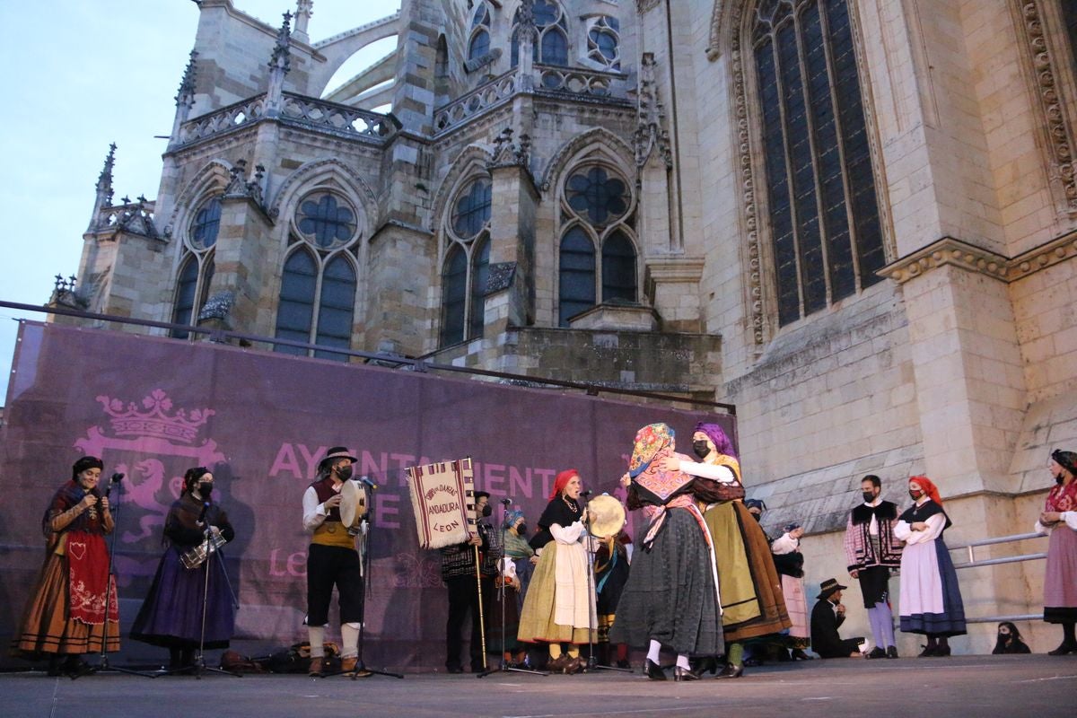 Los bailes tradicionales han vuelto a amenizar las fiestas de San Froilán con los grupos Agavica y Andadura a los pies de la Catedral de León.