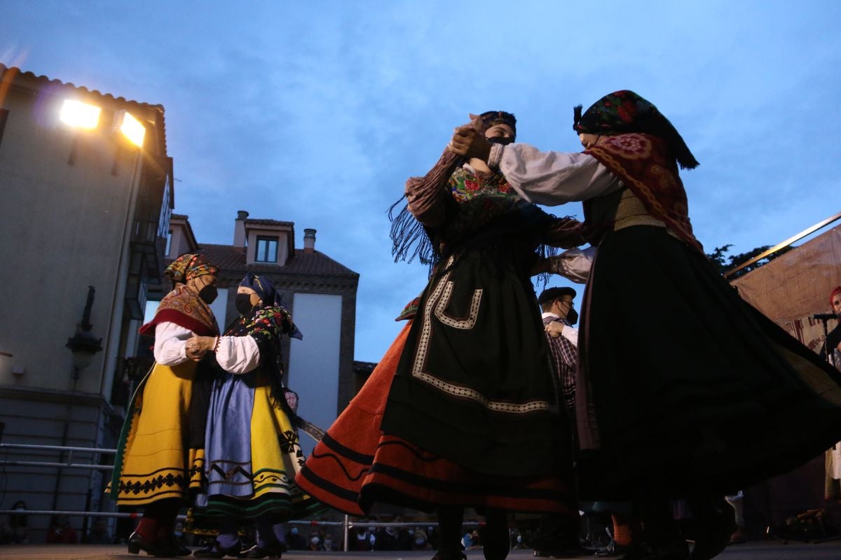 Los bailes tradicionales han vuelto a amenizar las fiestas de San Froilán con los grupos Agavica y Andadura a los pies de la Catedral de León.