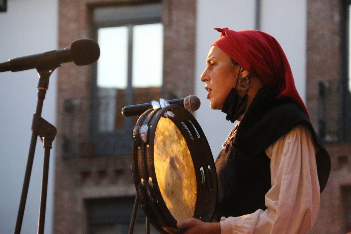 Los bailes tradicionales han vuelto a amenizar las fiestas de San Froilán con los grupos Agavica y Andadura a los pies de la Catedral de León.