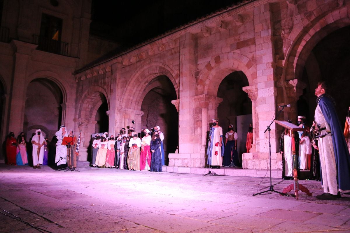 La representación del tributo de las 100 doncellas al representante del Emir de Córdoba es una tradición en las Fiestas de San Froilán.