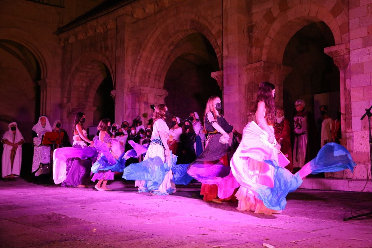 La representación del tributo de las 100 doncellas al representante del Emir de Córdoba es una tradición en las Fiestas de San Froilán.