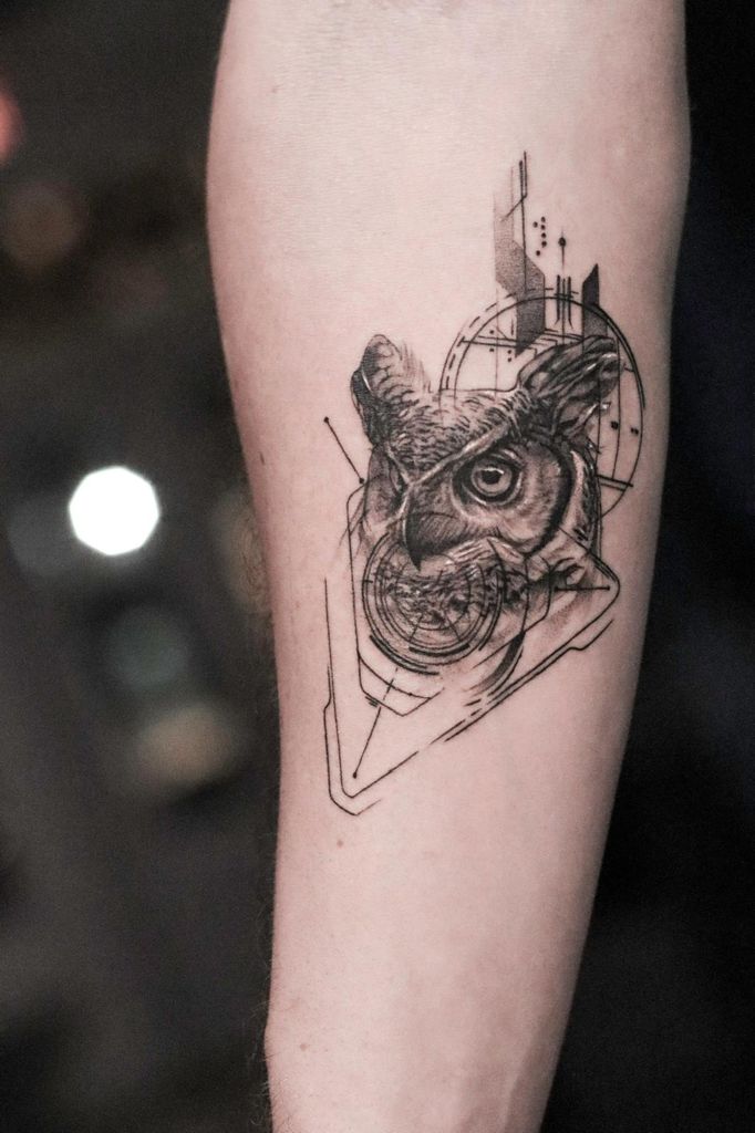 El leonés Víctor del Fueyo es uno de los artistas residentes en el Bang Bang Tattoo, referente internacional en el mundo del tatuaje, elegido por numerosas celebrities y apasionados de la tinta para plasmar los diseños de este estudio en su piel.