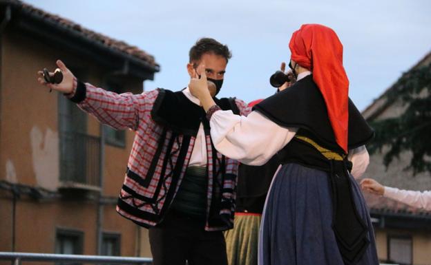 Galería. El grupo de danza Andadura durante su actuación.