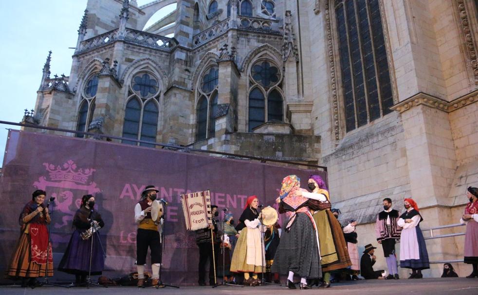 El grupo de danza Andadura durante su actuación a los pies de la Catedral de León.