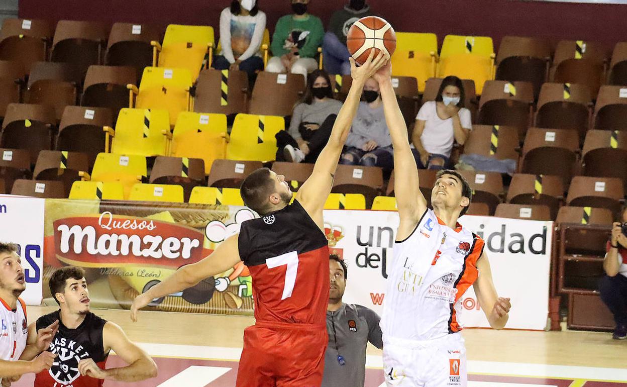 Imagen de un partido de Basket León esta temporada.