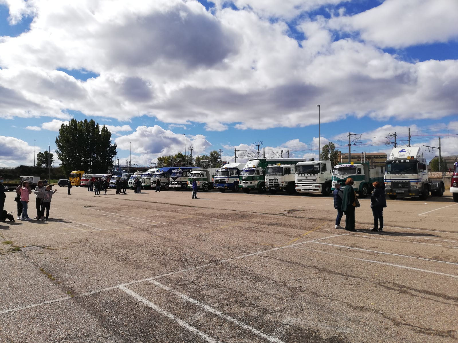 La provincia de León acoge a una gran cantidad de vehículos pesados clásicos durante este fin de semana con una programación que ha ido desde la visita a las Cuevas de Valporquero o una comida en Valdevimbre