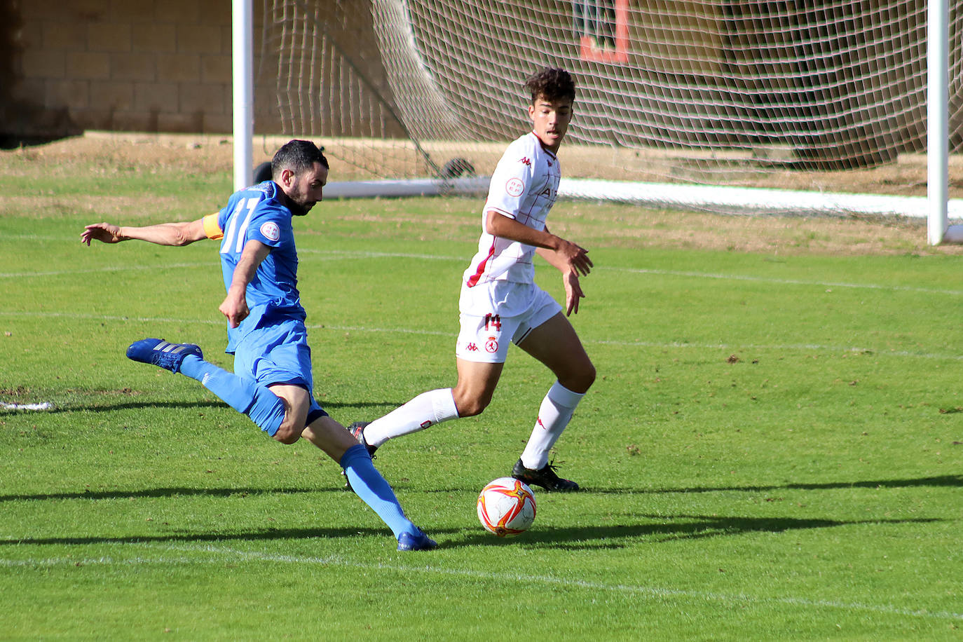 El conjunto leonés gana al Almazán (2-1) y suma su tercer triunfo consecutivo para colocarse líder