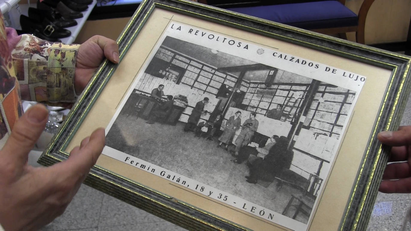 La mítica zapatería del barrio Húmedo cierra sus puertas tras casi 90 años siendo uno de los comercios de proximidad de referencia en la capital | Las ventas por Internet, la globalización y la pandemia han sido la puntilla para un negocio de tercera generación que se despide de León haciendo «más caso a la cabeza que al corazón»