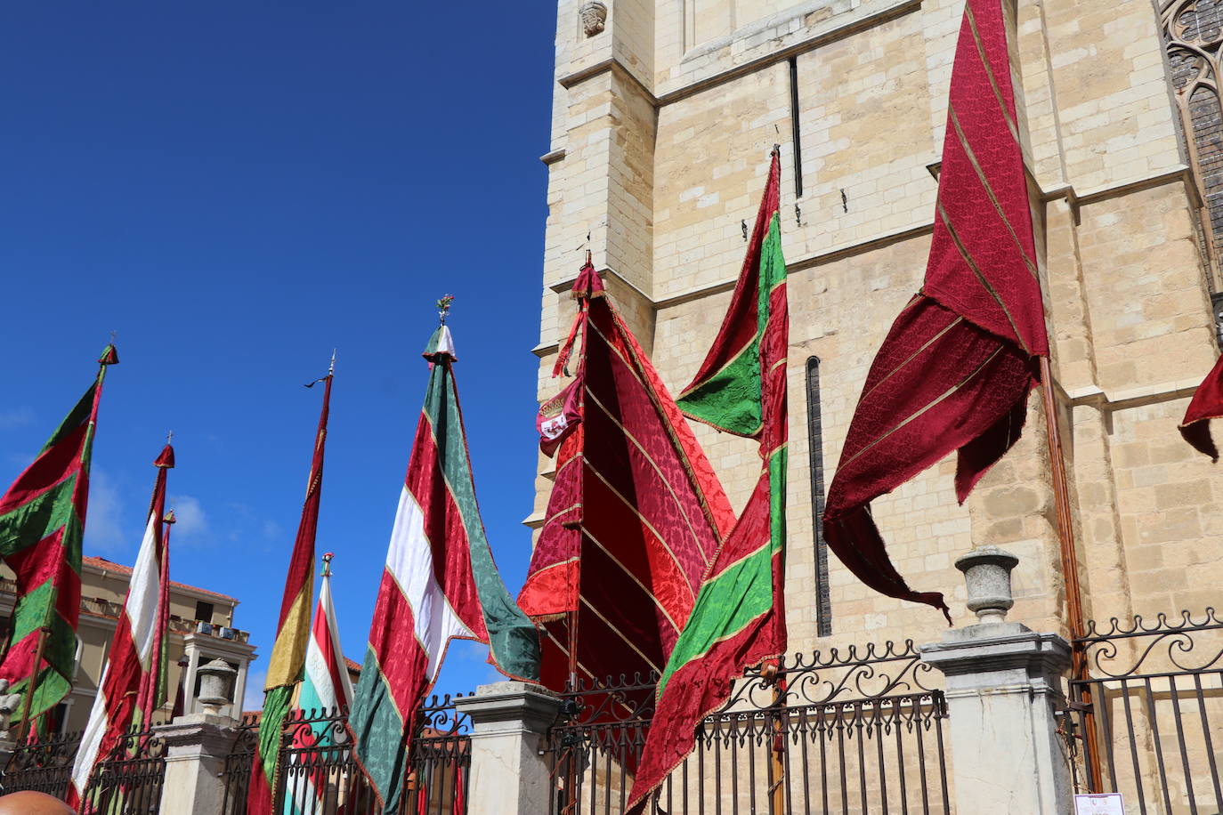 Fotos: Pendones al cielo por San Froilán