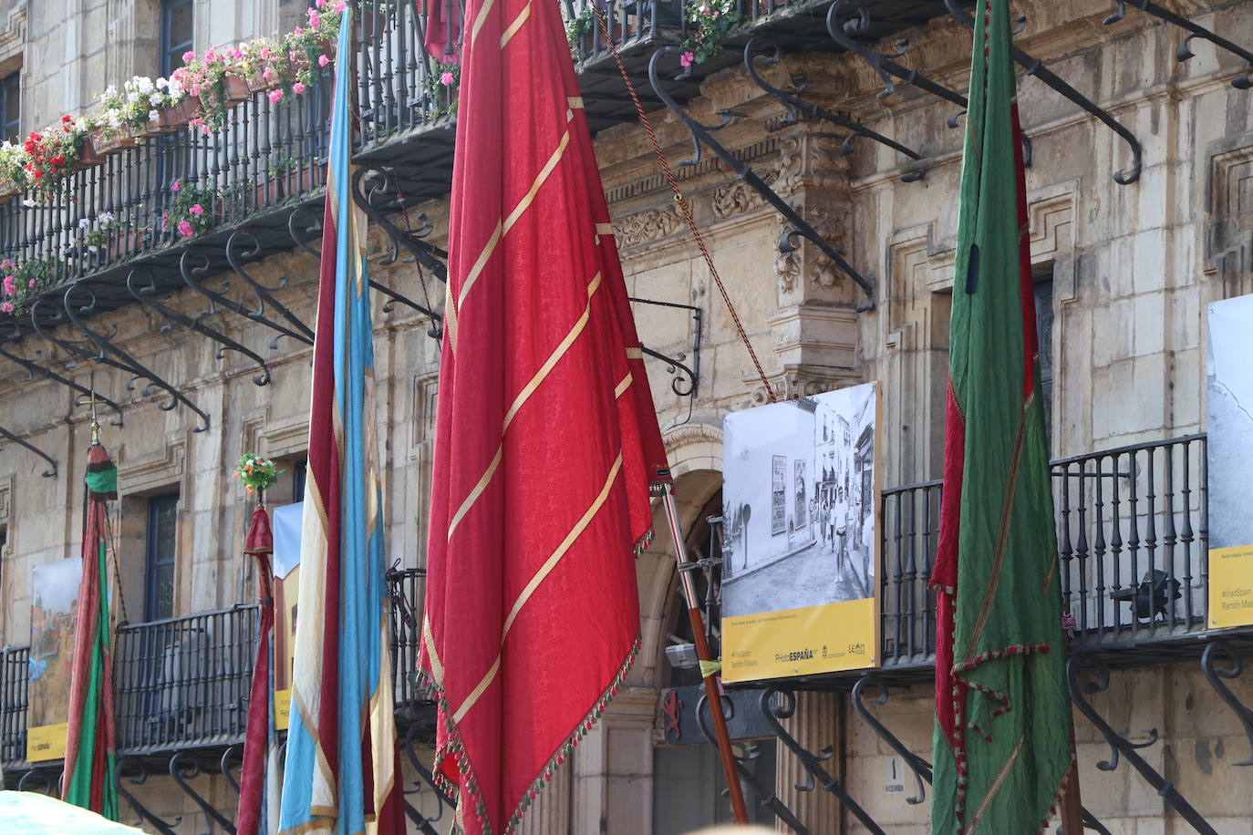 Fotos: Pendones al cielo por San Froilán