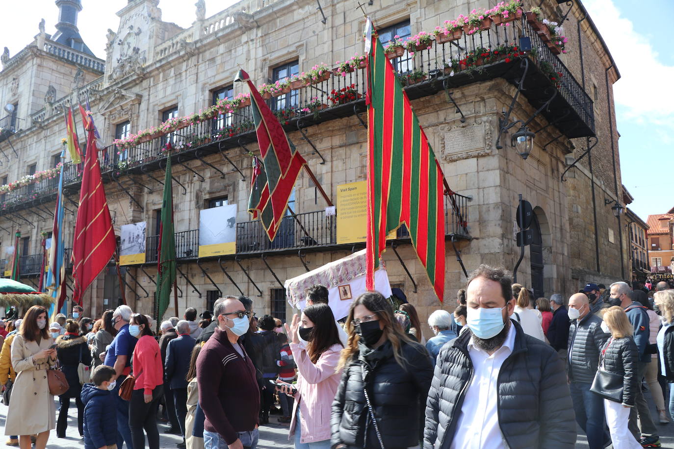 Fotos: Pendones al cielo por San Froilán