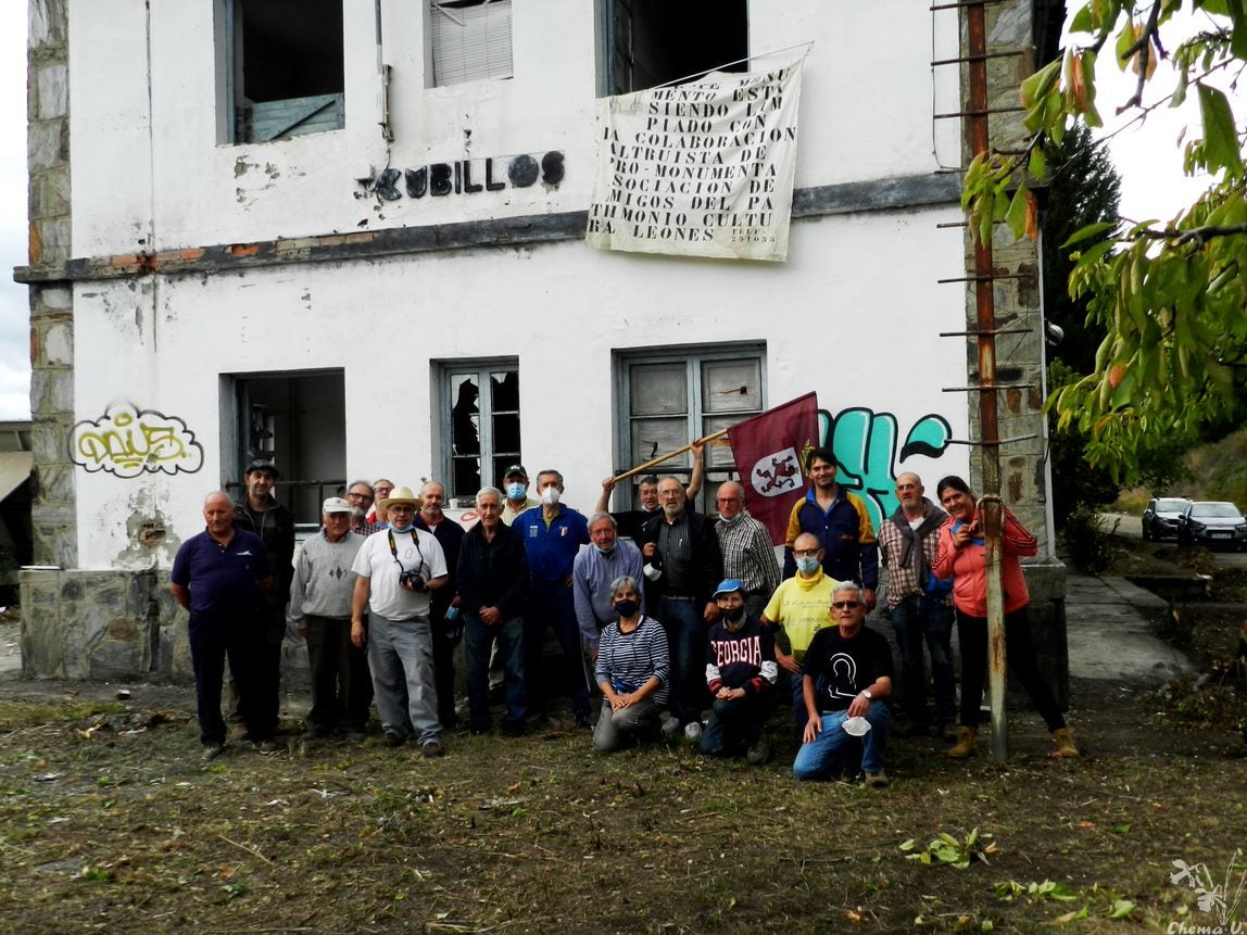 Promonumenta organiza una hacendera para desbrozar y adecuar la antigua estación ferroviaria de Cubillos del Sil.