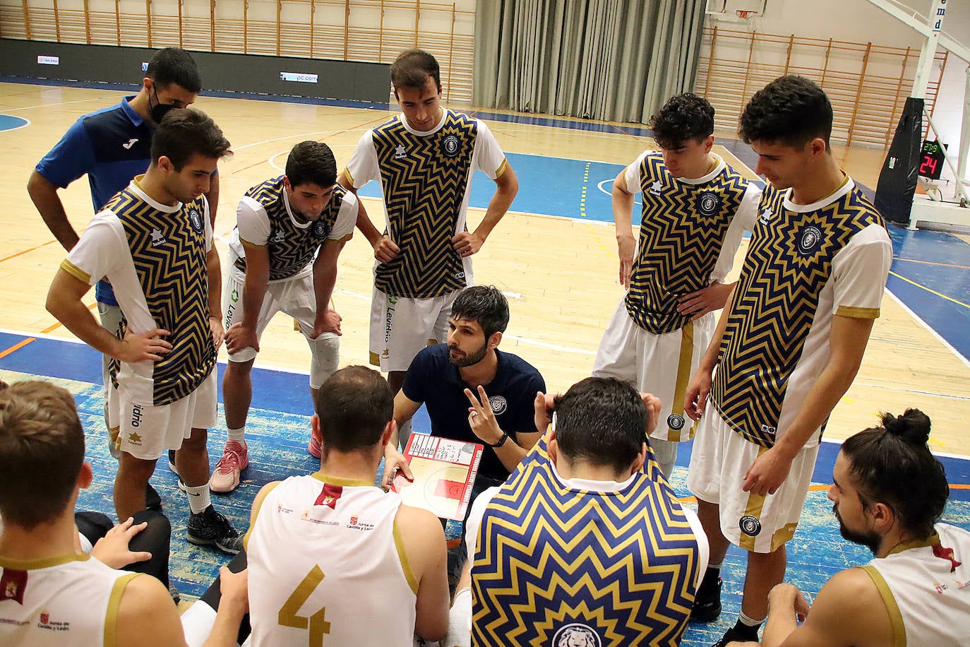 El conjunto leonés cayó por la mínima (81-82) ante un gran Porriño Baloncesto en el Pabellón de San Esteban.