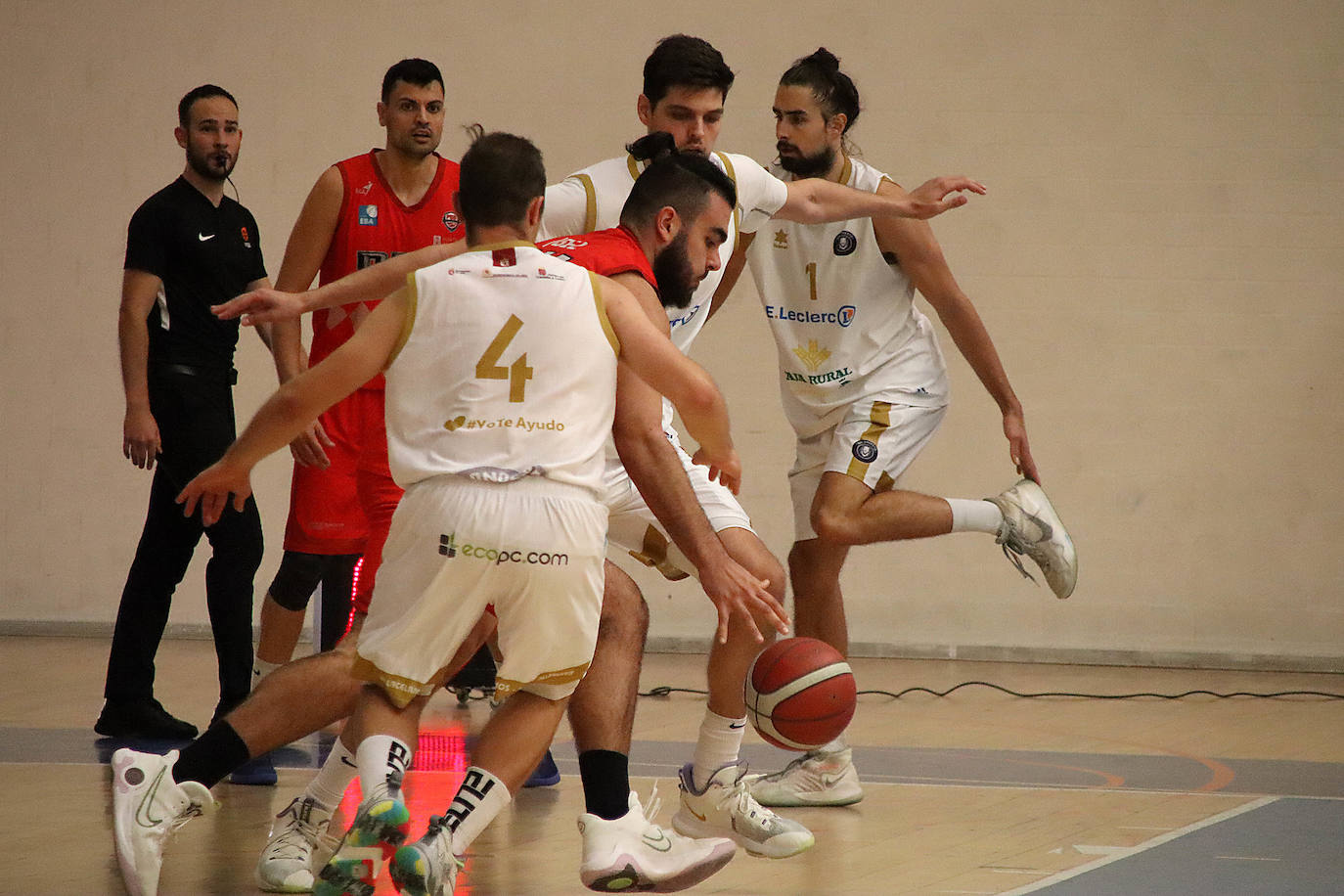 El conjunto leonés cayó por la mínima (81-82) ante un gran Porriño Baloncesto en el Pabellón de San Esteban.