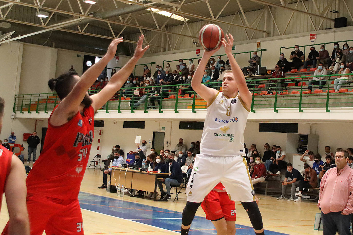 El conjunto leonés cayó por la mínima (81-82) ante un gran Porriño Baloncesto en el Pabellón de San Esteban.