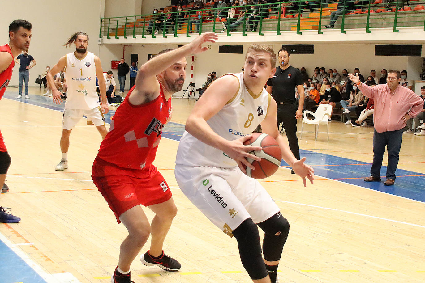 El conjunto leonés cayó por la mínima (81-82) ante un gran Porriño Baloncesto en el Pabellón de San Esteban.