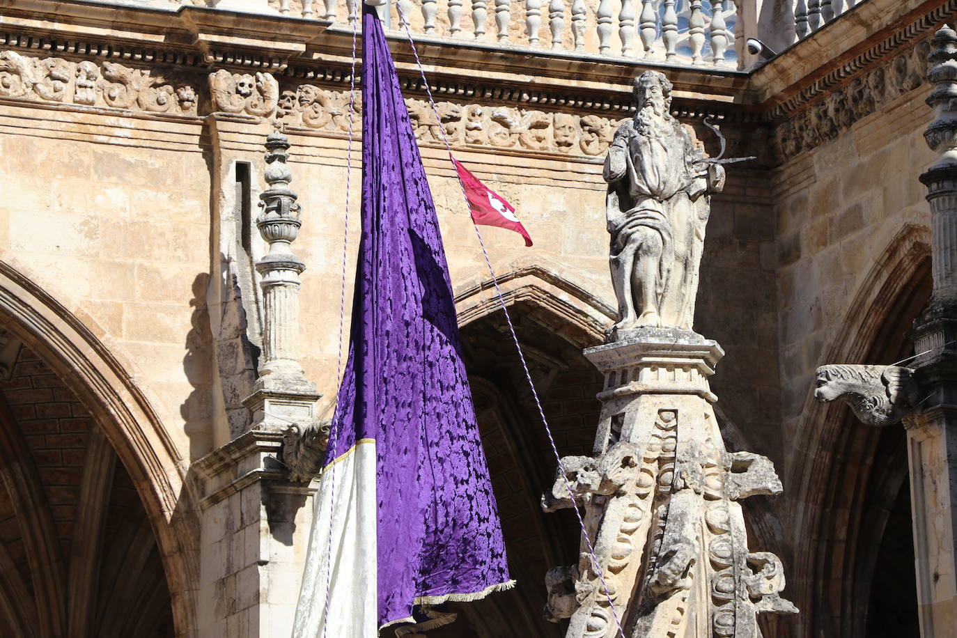 Ayuntamiento y Cabildo retomaron su habitual intercambio dialéctico sobre la obligatoriedad de la ofrenda municipal.