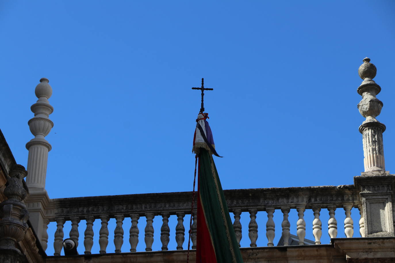 Ayuntamiento y Cabildo retomaron su habitual intercambio dialéctico sobre la obligatoriedad de la ofrenda municipal.